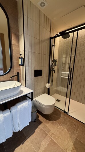 Shower, hair dryer, towels - Housing Fana by Sharing Co 3PAX (Málaga)