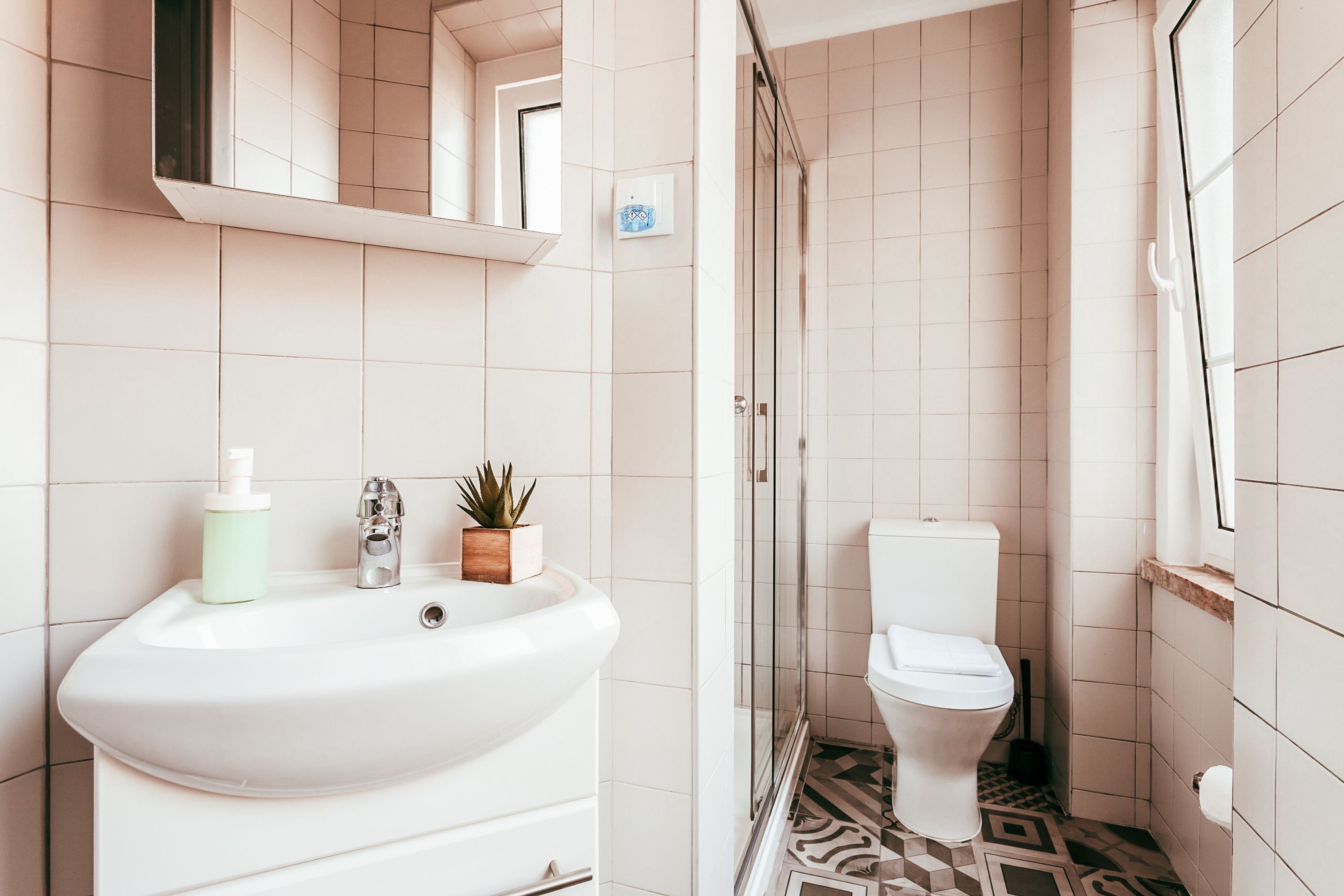 Un bagno con lavandino, WC e doccia.