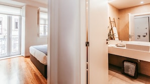 A modern bathroom with a large mirror, a sink, and a shower. - Prestige Apartment By Gt House (Lisbon)