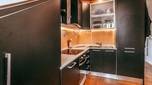 A modern kitchen with a built-in stove, a sink, and a countertop. - Central Typical Lisboa by GT House (Lisbon)