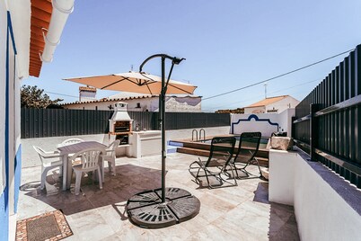 GT House阿连特茹泳池边