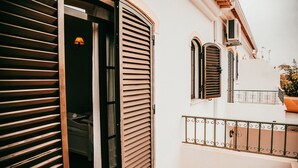 A residential building with a balcony, a door with shutters, and a small window with shutters. - Altura Beach Villa by GT House (Castro Marim)