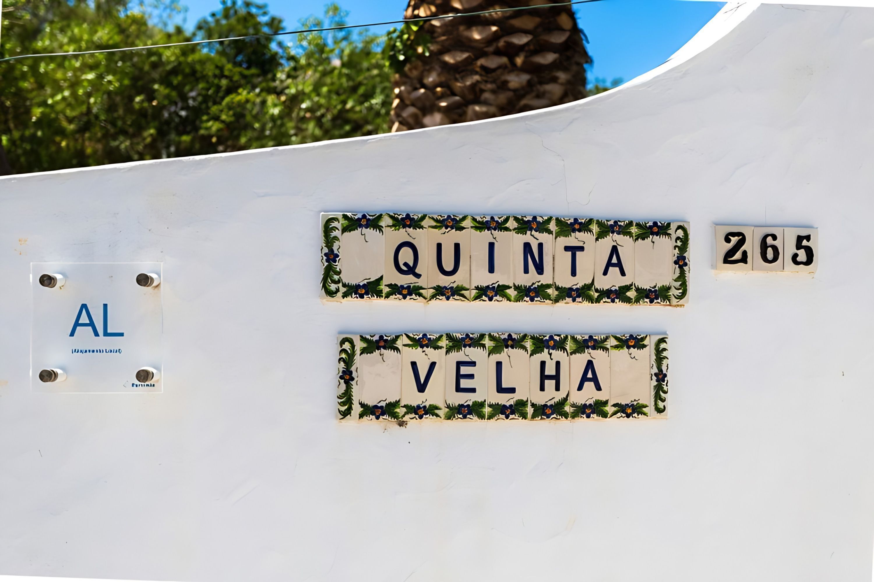Una estructura blanca con dos letreros que dicen 'QUINTA' y 'VELHA', y el número '265'.
