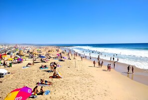 A crowded beach with umbrellas and people sunbathing. - Caparica Escape By Gt House (Almada)