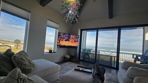 Smart TV - Beautiful Ocean front house with pool in Flagler Beach (Flagler Beach)