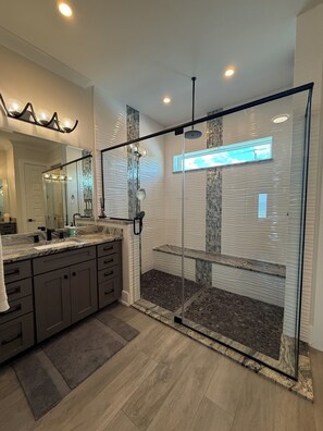 Shower, hair dryer, towels, soap - Beautiful Ocean front house with pool in Flagler Beach (Flagler Beach)