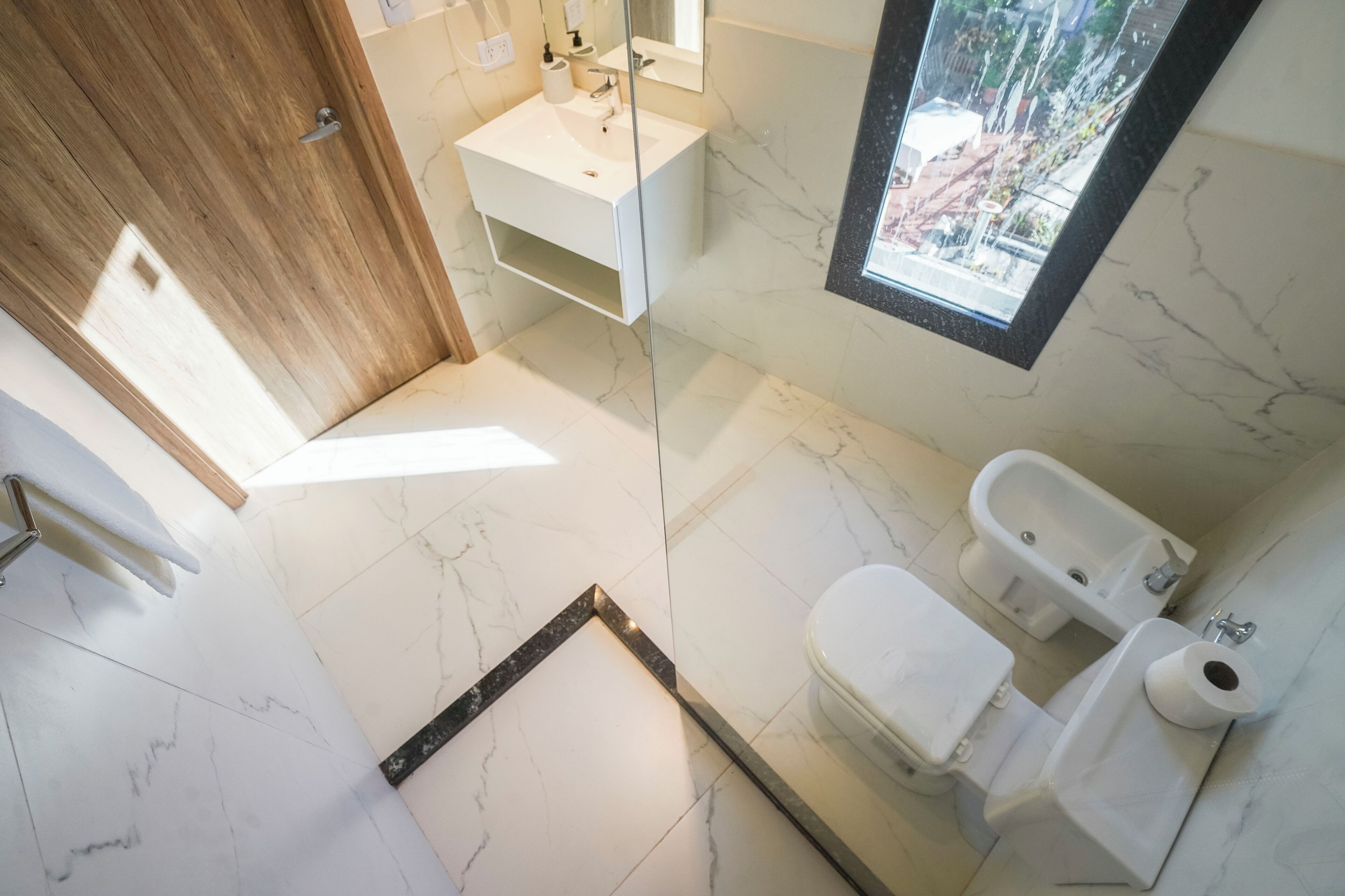 Un baño moderno con inodoro, bidé y lavamanos.