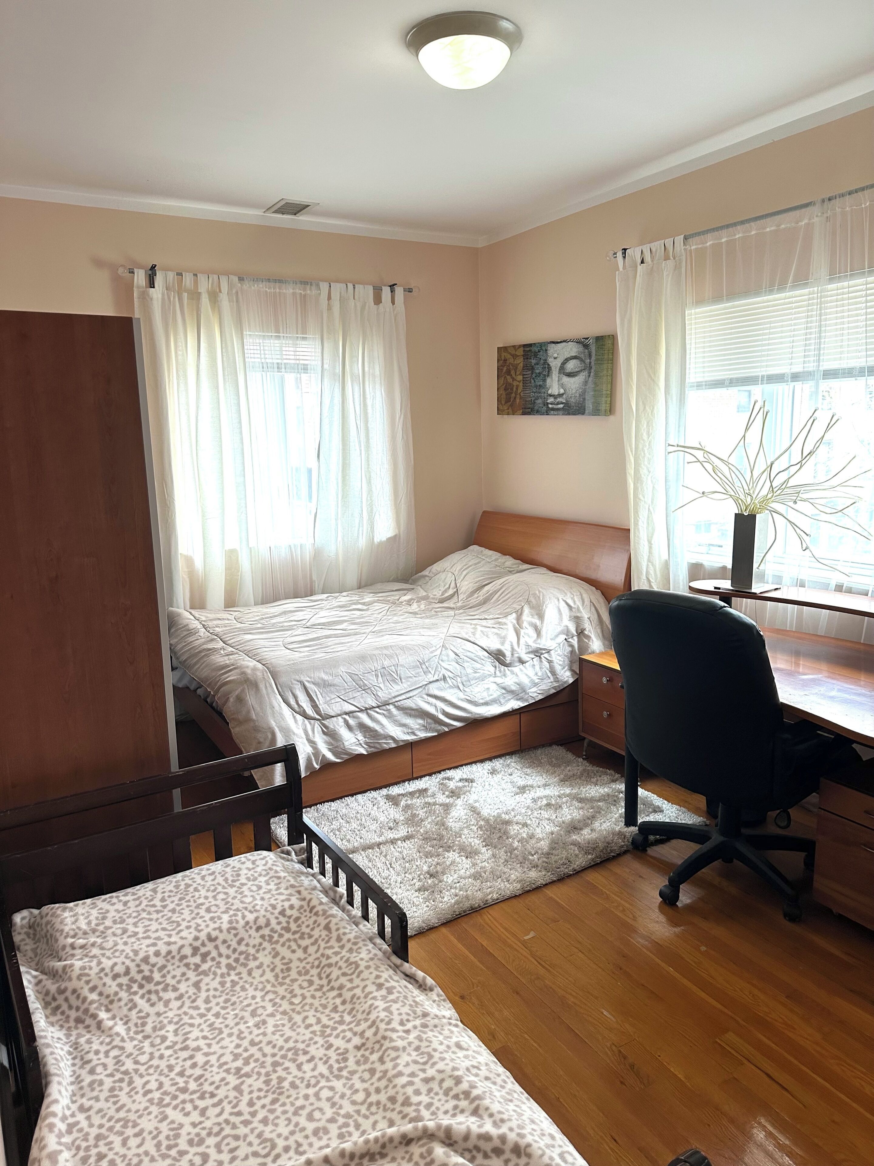 Une chambre à coucher avec un lit, un bureau et une chaise.
