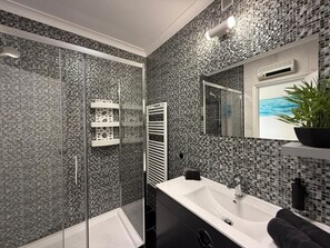 Shower, hair dryer, towels - Apartment 'Prime Located Penthouse With Seaview' , Wi-Fi and Air Conditioning Praia da Rocha (Portimão)