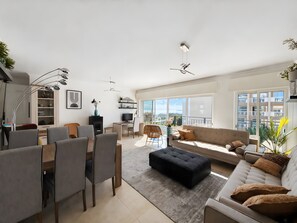 TV, fireplace - Apartment 'Prime Located Penthouse With Seaview' , Wi-Fi and Air Conditioning Praia da Rocha (Portimão)