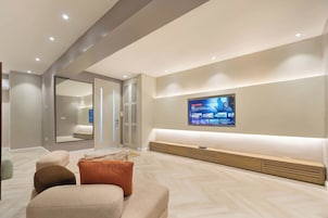 Executive Studio | Living area | Streaming services