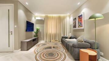 Suite, Balcony | Living area