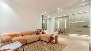 Suite, Balcony | Living area