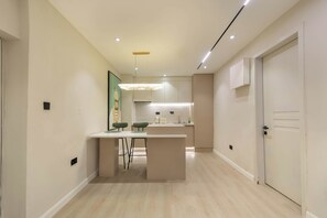 家庭公寓 | 私人廚房 | 電冰箱、微波爐、爐台、鍋具/餐盤/廚房用品