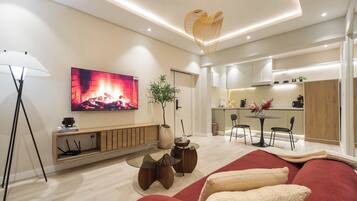 Suite, Balcony | Living area