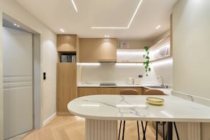 Familienapartment | Eigene Küche | Kühlschrank, Mikrowelle, Herdplatte, Kochgeschirr/Geschirr/Besteck