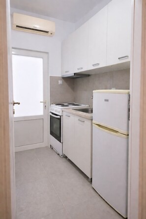 Comfort Apartment, Courtyard View | Private kitchen - Dorothy's Apartments Near Airport By SEM (Artemis)