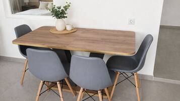 Apartament Comfort, vistes al pati | Servei de restauració