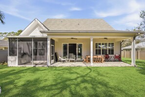 Exterior - Stop-n-Beach Inn-Coastal Luxury in the Heart of St. Simons Island (Saint Simons Island)