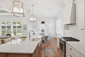Fridge, microwave, oven, stovetop - Stop-n-Beach Inn-Coastal Luxury in the Heart of St. Simons Island (Saint Simons Island)