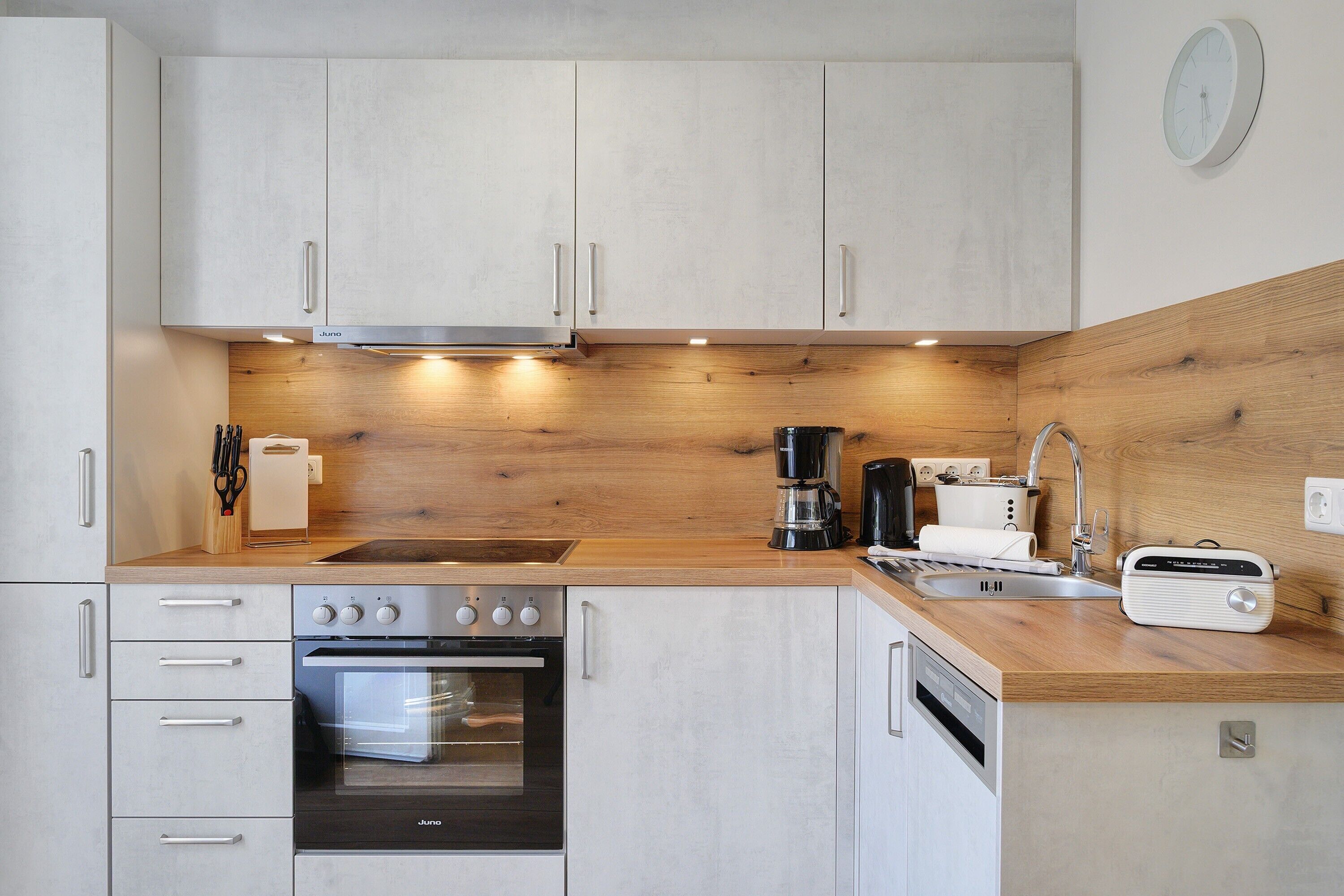 Réfrigérateur, un four, surface de cuisson, lave-vaisselle