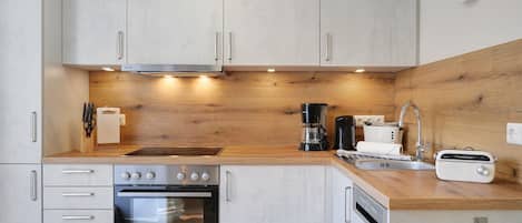 Fridge, oven, stovetop, dishwasher