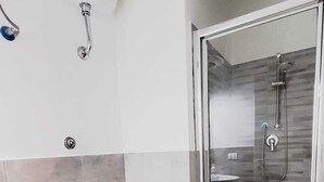 A bathroom with a toilet, bidet, and glass-enclosed shower. - HuB ROME Tourist Accommodation (Roma)