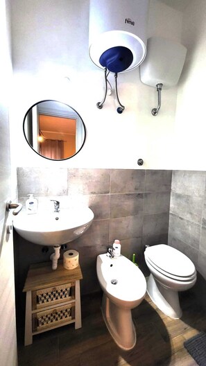Shower, hair dryer, bidet, towels - HuB ROME Tourist Accommodation (Roma)