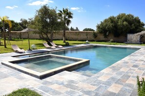 Piscina all'aperto, una piscina riscaldata