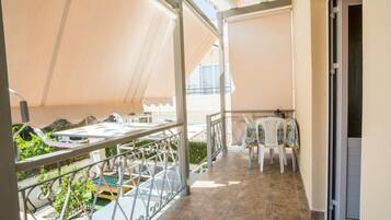 Leilighet, balkong, hageutsikt | Utendørsservering