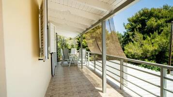 Leilighet, balkong, hageutsikt | Overnattingsstedets uteområder