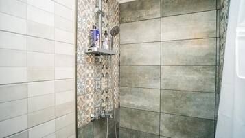 Leilighet, balkong, hageutsikt | Bad