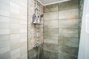 Apartamento, balcón, vistas al jardín | Baño