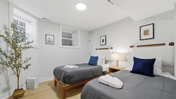 Tabla de planchar con plancha, cuna de viaje, wifi y ropa de cama