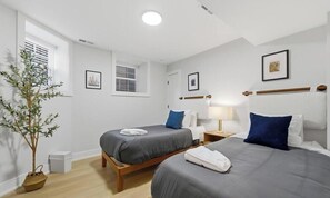 Tabla de planchar con plancha, cuna de viaje, wifi y ropa de cama 