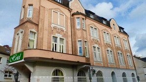 A multi-story hotel with a classic architectural style, featuring arched windows and a prominent corner turret. - Hotel Zum Bügeleisen (Duisburg)