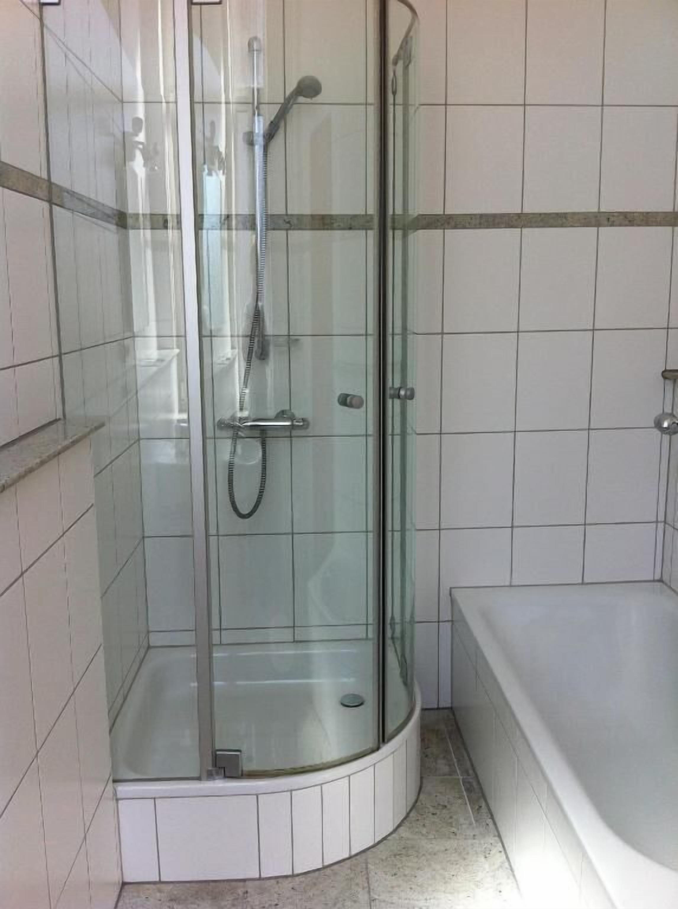 Doppelzimmer, Nichtraucher, Stadtblick | Badezimmer | Dusche, Haartrockner, Hausschuhe, Handtücher