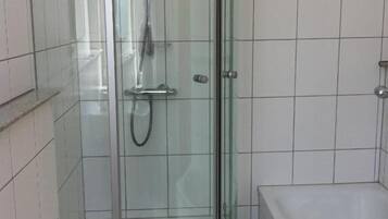 Doppelzimmer, Nichtraucher, Stadtblick | Badezimmer | Dusche, Haartrockner, Hausschuhe, Handtücher