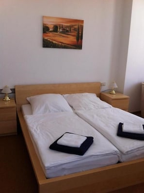 Habitación doble, para no fumadores, vista a la ciudad | Escritorio, tabla de planchar con plancha y wifi gratis 