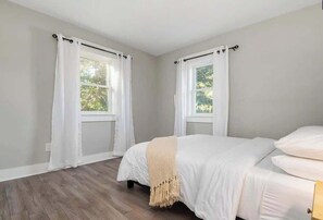 3 Schlafzimmer, Schreibtisch, Bügeleisen/Bügelbrett, WLAN