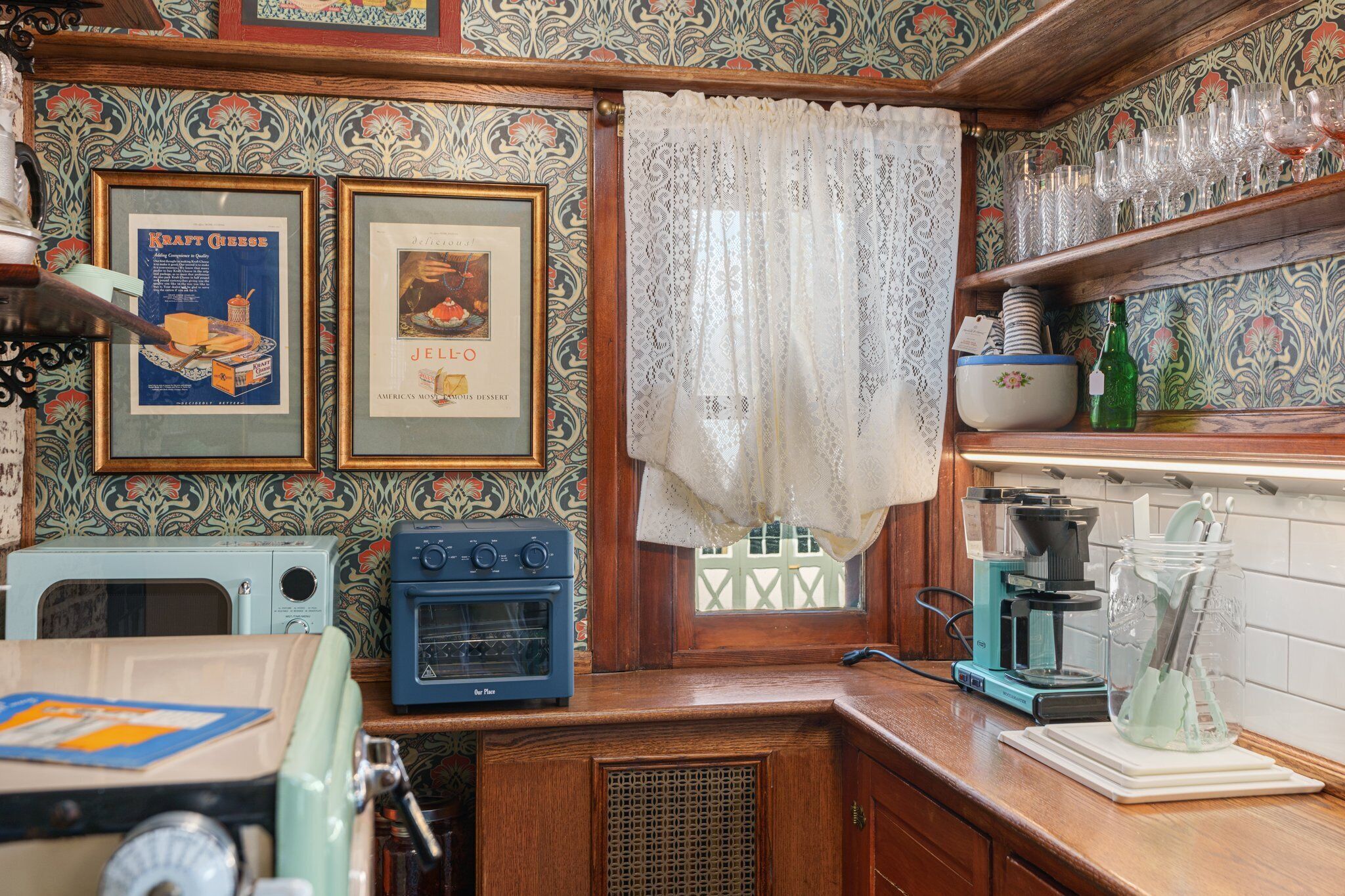 Une cuisine d’époque avec une cuisinière, un four et une machine à café.