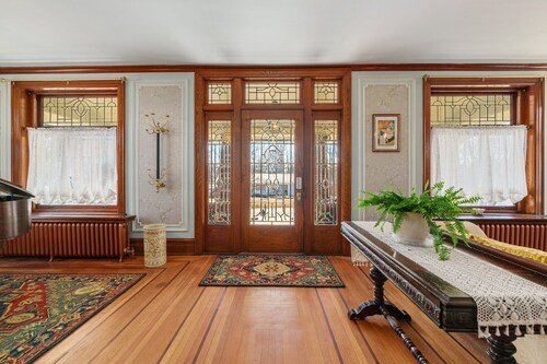 The Painted Petal: A Historic 5 Bedroom Mini Estate Perfect for Groups