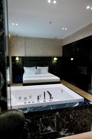Suite - Hotel Monaco (Kamez)
