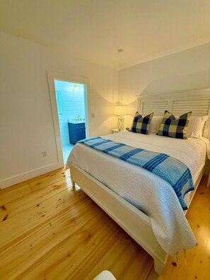 Room - Walk to beach, sleeps 5, minutes to Newport Attractions. Newly Renovated Cottage (Middletown)