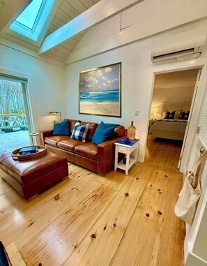 Living area - Walk to beach, sleeps 5, minutes to Newport Attractions. Newly Renovated Cottage (Middletown)