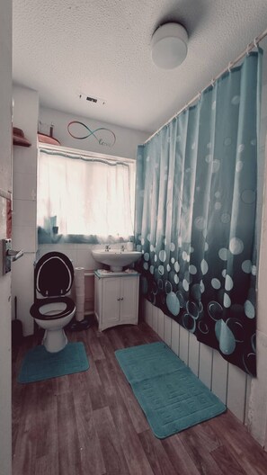 Shared Dormitory, 1 Bedroom | Bathroom - Room-cosy Private Room in Family Home ne (London)