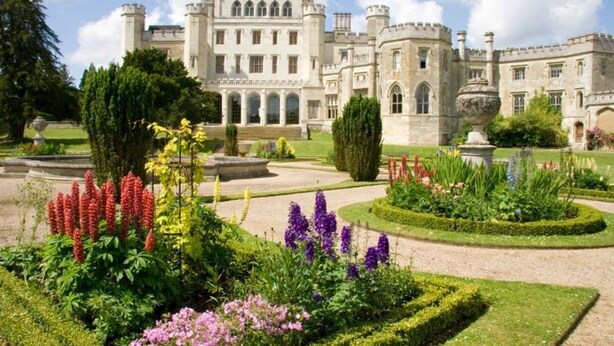 A historic building with a formal garden, symmetrical design, and a central fountain. - Canalside Hideaway in Berkhamsted - Pass the Keys (Berkhamsted)