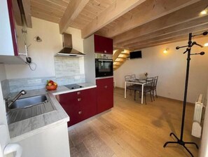 Private kitchen - Macareux cottage – Cozy Seaside Retreat in Northern Brittany (Plougasnou)