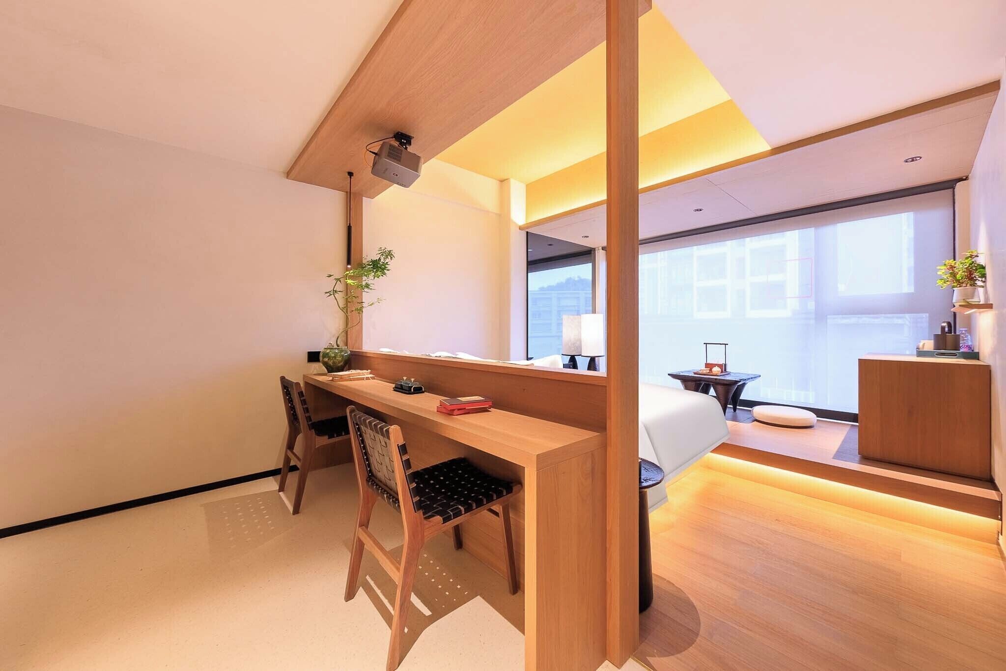 ห้องดีลักซ์ดับเบิล, วิวเมือง | มินิบาร์, โต๊ะทำงาน, พื้นที่ทำงานแบบใช้แล็ปท็อป, ผ้าม่านกันแสง
