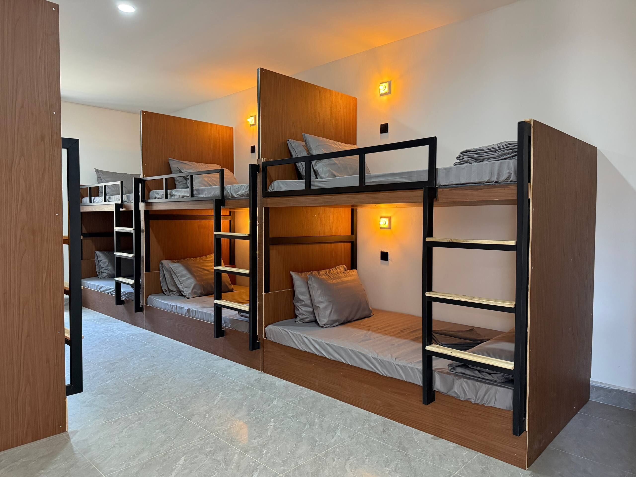 Ropa de cama de alta calidad y caja de seguridad en la habitación 